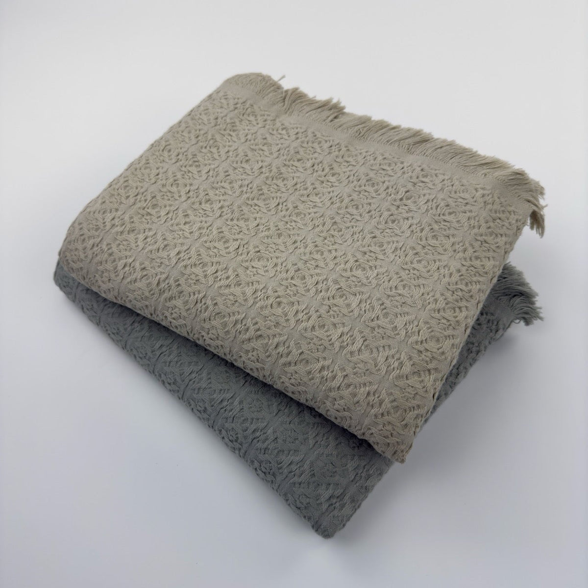 Couverture — Rose-Patterned Textured coton — The Loomia