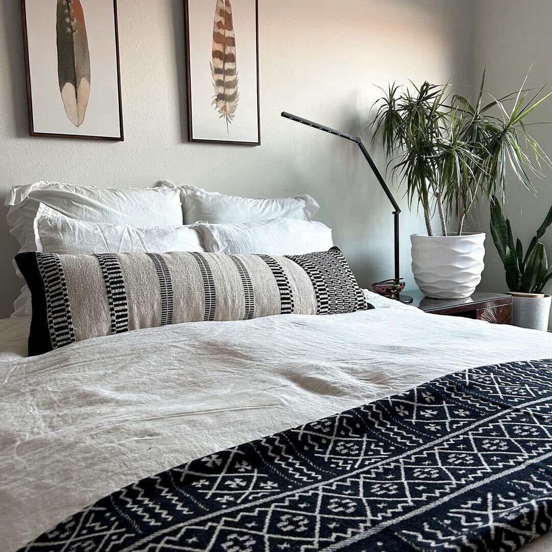 Coussin décoratif — Katrin noir et Ivory lombaire — The Loomia