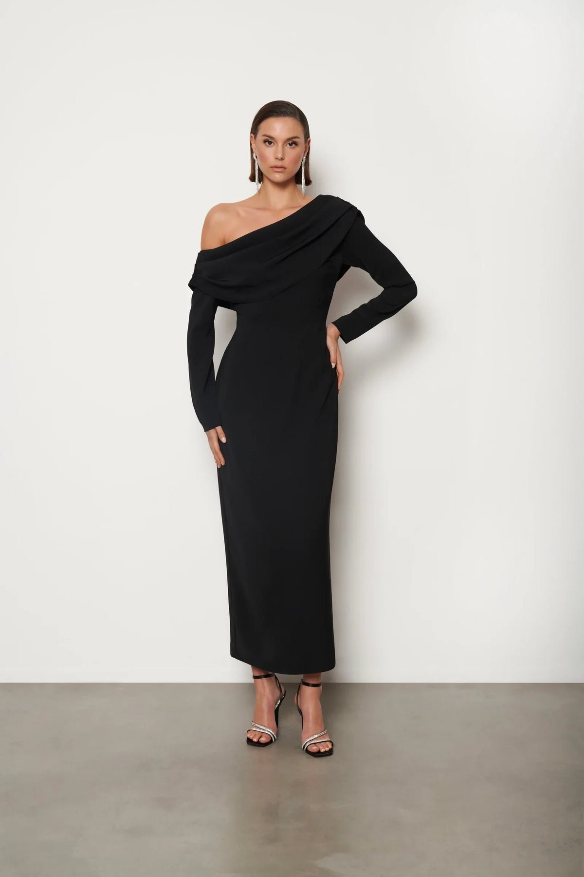 Robe — Serena Asymmetric Drape droite — The Loomia