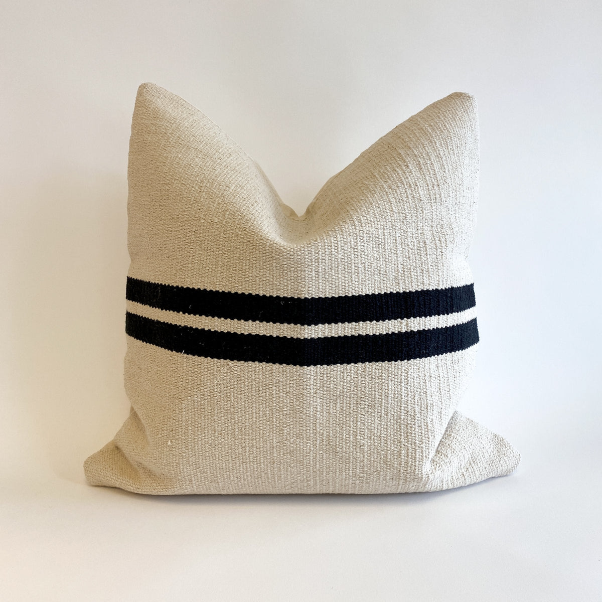 Coussin décoratif — Ruhi tissé main noir et crème — The Loomia